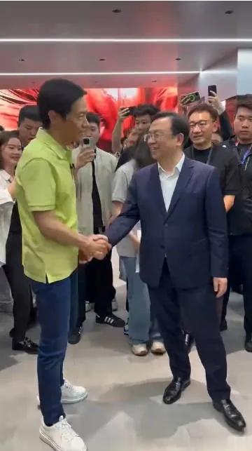 #雷军王传福同框亮相##雷军感谢比亚迪帮助小米汽车#4月25日至5月4日举办的2