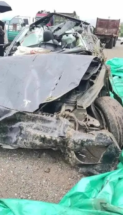 #特斯拉坠崖致夫妻身亡记录仪数据却没了#，夫妻驾驶特斯拉冲下山路不幸身亡据橙柿互
