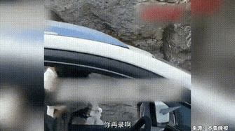 又是青岛。小仙女太霸道了，暴打对方，态度极狂。省流总结：开路虎的小仙女逆行追尾大