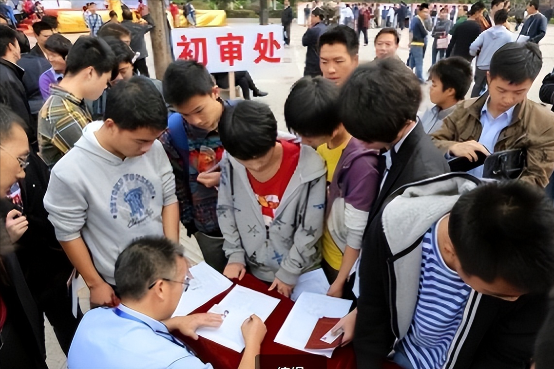 政审连坐就不能取消，犯罪就必须有代价，有助于公正公平。