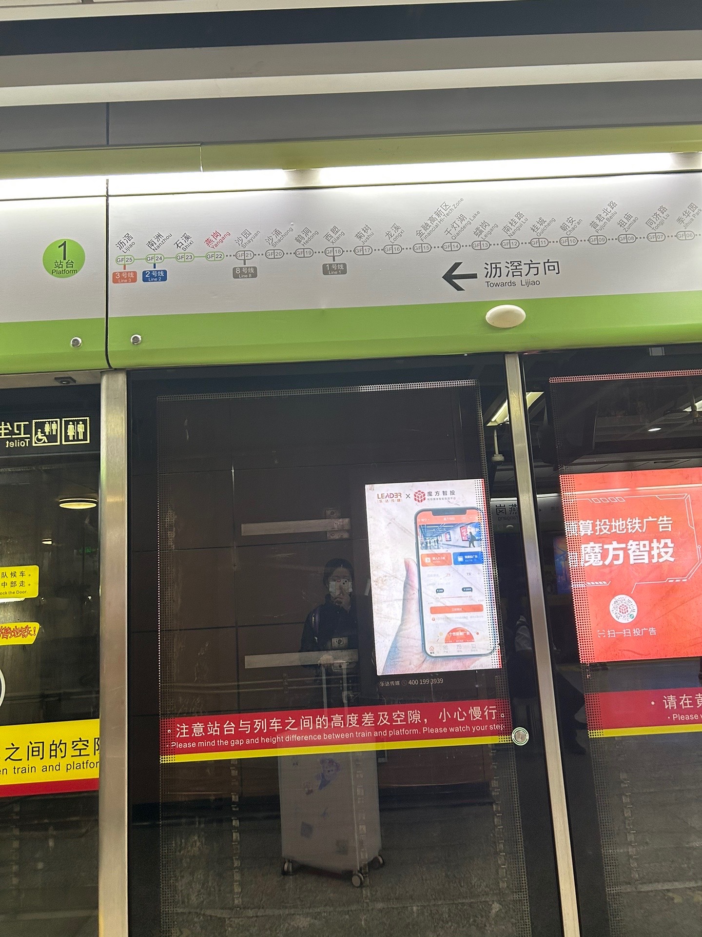 我告诉你，这绝对合理！地铁不是免费的公共设施，进出就是参与运营，自然应承担费用!