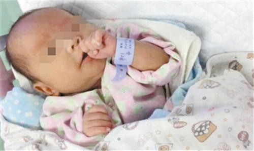 作为自媒体人，我关注到一则令人心痛的消息：一名4月大的女婴被遗弃，附有一纸条表示