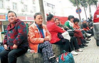 劳务市场女性农民工真不容易，要找工作，还要面临性别歧视。我们是不是得想想办法，帮