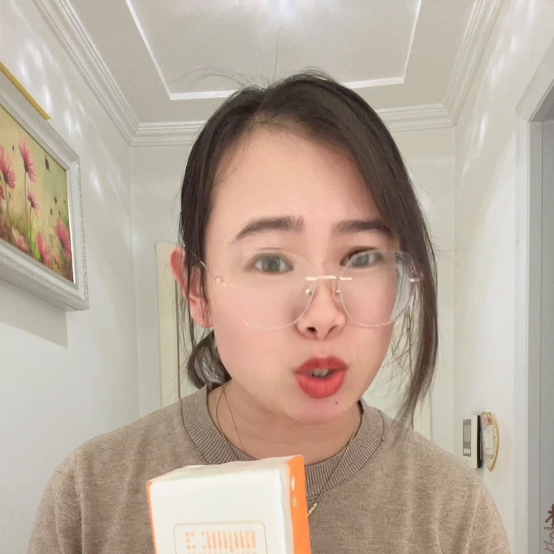 因为你知道么，那里面可能有荧光增光剂，直接擦嘴怕不是找罪受！安全第一，记住了！