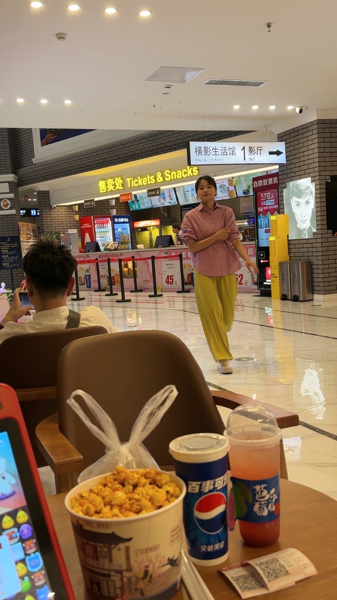 例如，当我看到年轻人在公共场合大声喧哗，毫不顾及他人感受时，我会觉得他们过于自私