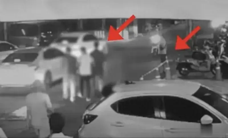 闹大了，出国旅游被绑架！近日，五名中国游客在泰国被绑架。泰国警察以检查证件为由将
