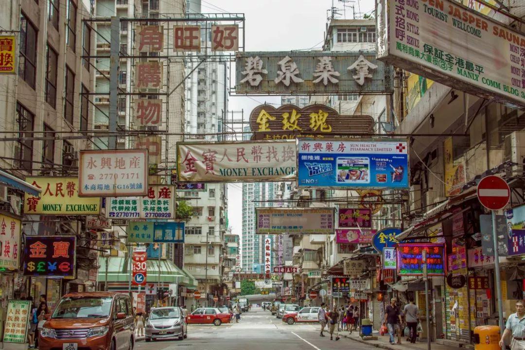 城市招牌统一可以提高城市形象的整体性，但同时也可能导致城市失去其独特性与地域特色