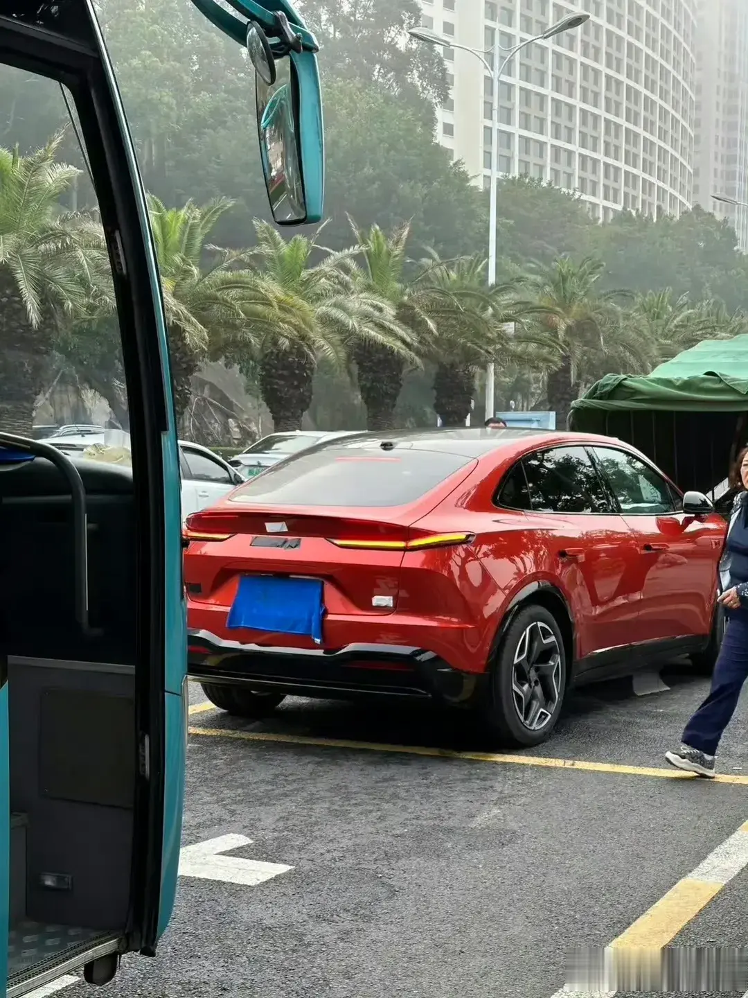 蔚来子品牌乐道L60真车曝光，看这设计和定位，仿佛是冲着特斯拉ModelY来的，