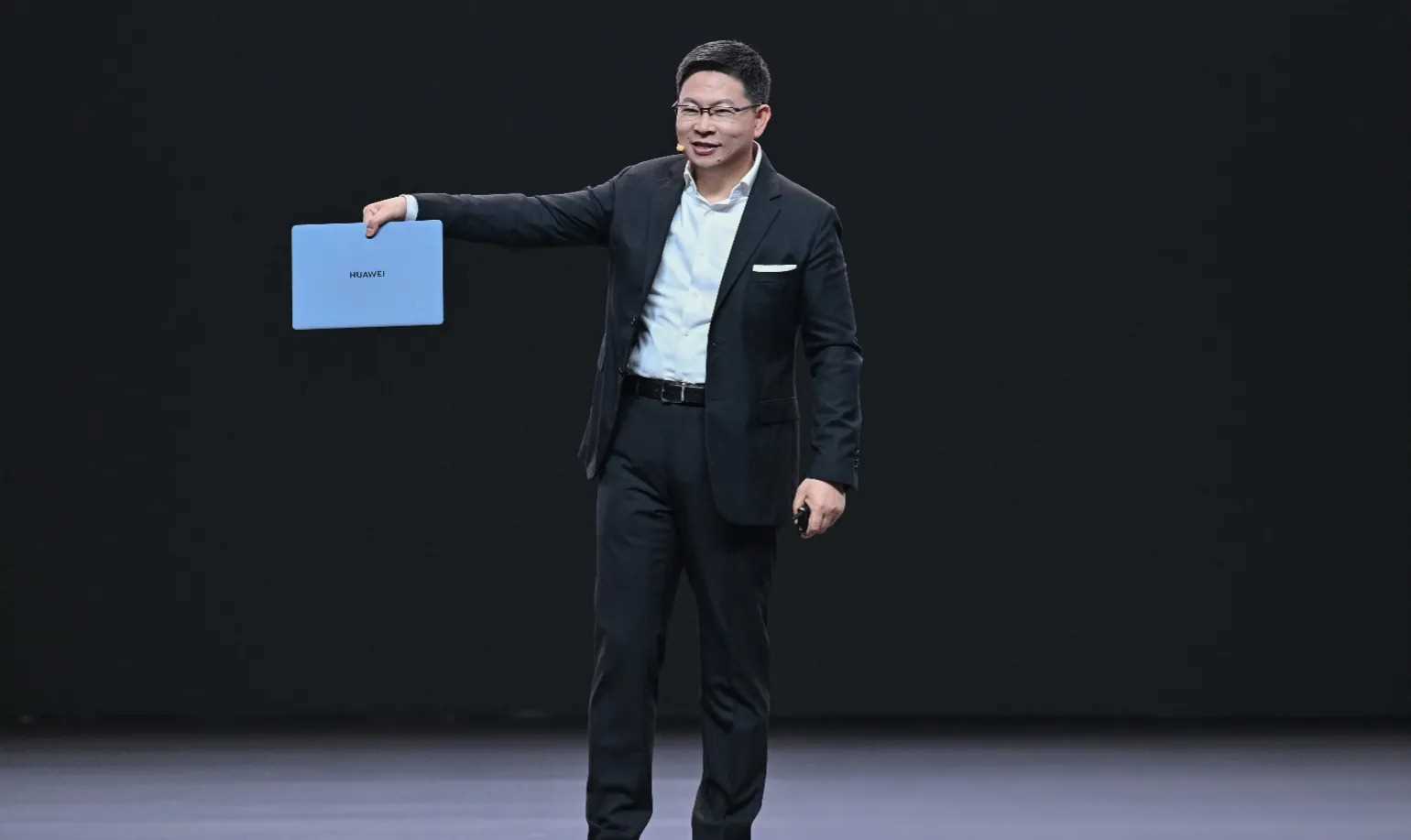 余承东：嗨~来看哦！这才叫真厉害呢！绝对的领先啊！华为MateBookXpro，