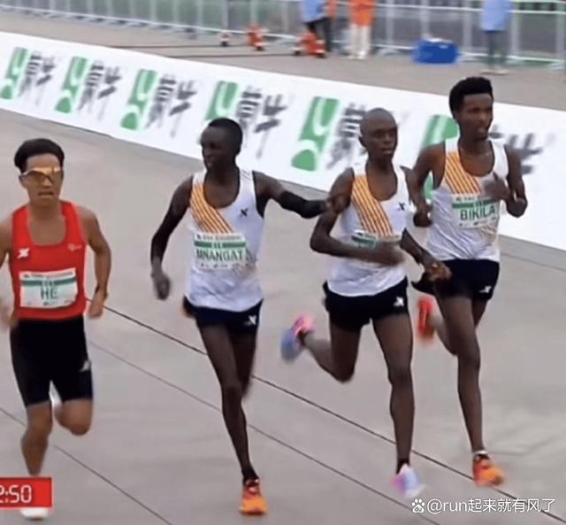 何杰半程马拉松夺冠被质疑保送。也难怪广大网友都有这种想法，不得不说，陪跑的黑人兄