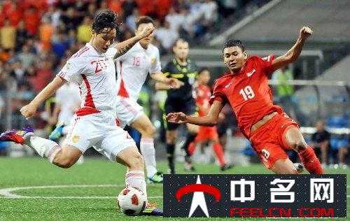 国足实力不足，训练水平低，战术落后，导致连新加坡都赢不了。