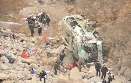 前几年有个旅游大巴车祸，车前半部都怼没了，原因是一条加速车道终结于隧道口旁边的一