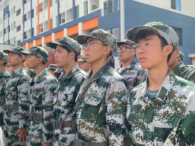 你觉得大学生军训应该增加强度吗？我觉得相反，应该减轻训练强度！毕竟大学生活是充满