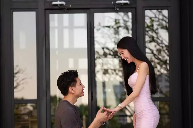歌手孔令奇求婚成功啦！他与交往1年多的马来西亚女友Eunice终于走到了一起。两