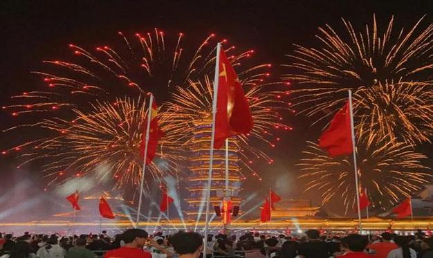 国庆到，烟花笑，举国欢庆真热闹！ 
