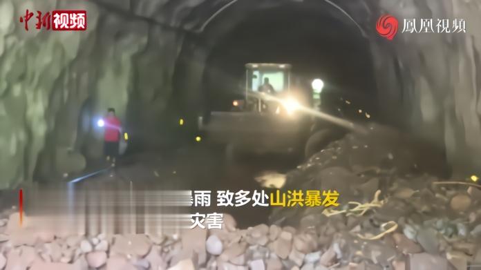 湖南资兴暴雨，唉，真是让人心疼。30个鲜活的生命逝去，35个亲人还在焦急等待。愿