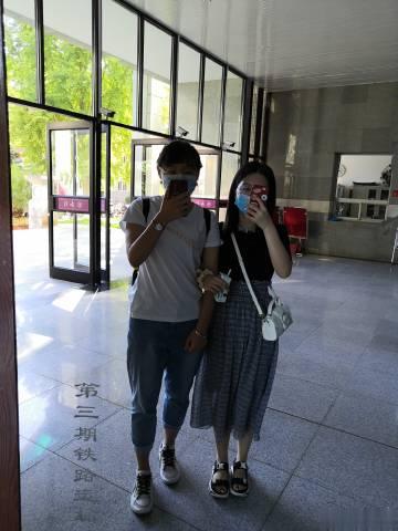 都在讲天气转凉了，但依旧清凉出门，我们可以自带阳光还可以抱团取暖呀！坐标浙江 
