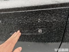 记者在道路上和小区内注意到，不少有隐藏式门把手的新能源汽车同样遇到了这个难题。户
