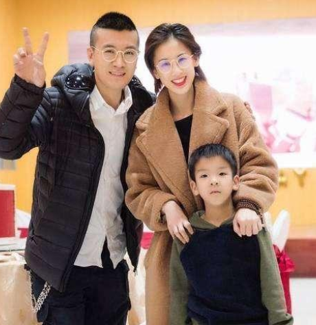 在《乘风破浪的姐姐》播出之后，细心网友发现黄圣依的脖子上总是跟随着一片马赛克。据