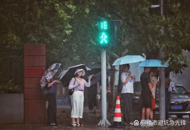 北京大雨好瘆人，一秒入夜，下雨像苍天在漏水。谁能想到北京的大暴雨偏偏赶在早高峰。