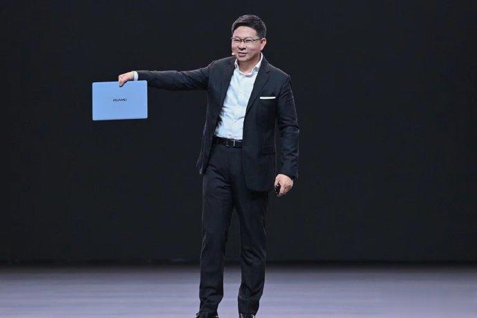 轻得漂亮，强得突破。华为MateBookXPro，980g超轻机身，搭配Ultr