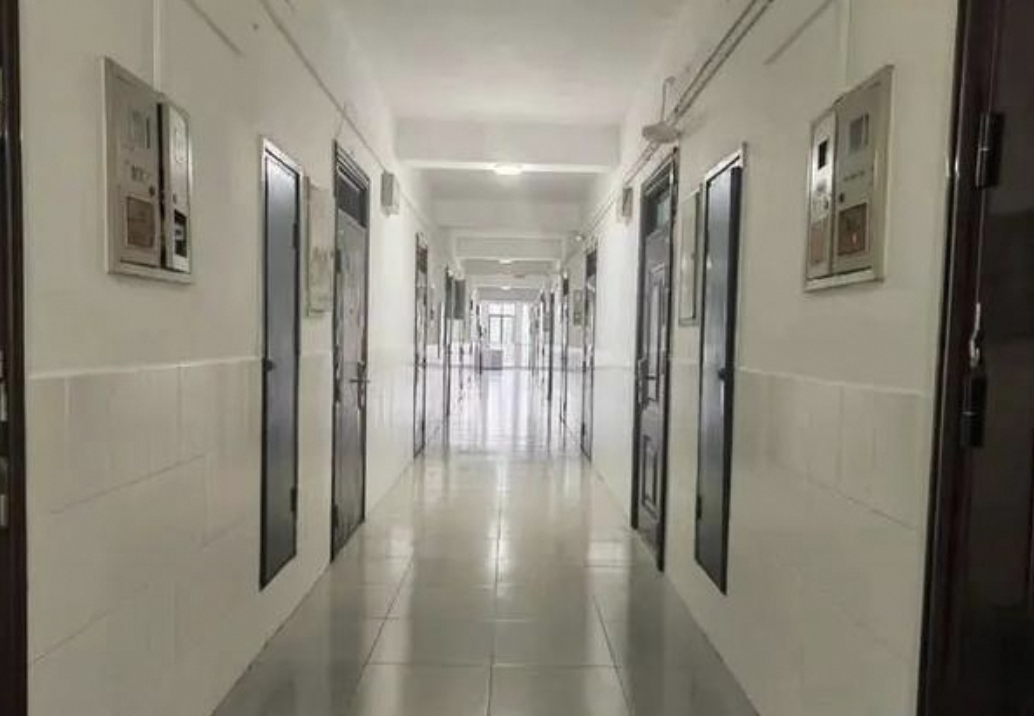 有同学证实，张某某就读于湘潭大学马克思主义学院，为该校研二学生，张某某的宿舍位于