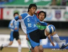 冯潇霆的国足生涯可谓跌宕起伏。99年又转入广东名峰，之后便进入徐根宝崇明足球基地