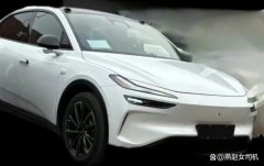 从实车图来看，乐道l60同样采用极简、科幻的设计风格，低趴的封闭式车头上设计有尖