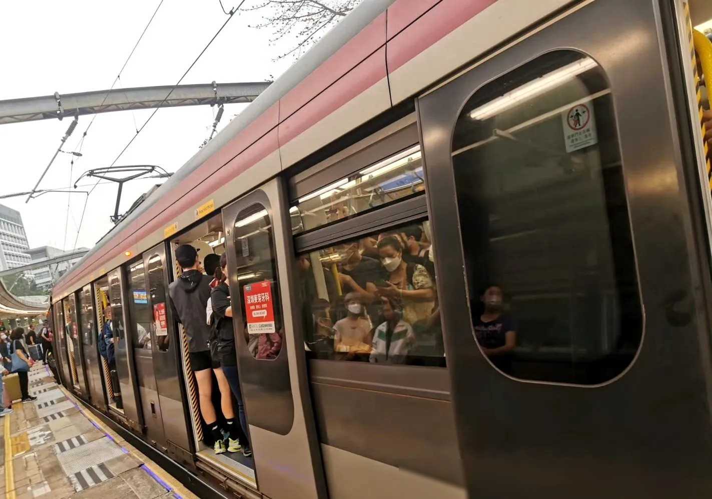 从昔日香港人流失到如今深圳人涌去香港，岁月变换，让人感概万分。广东人真是大度！开