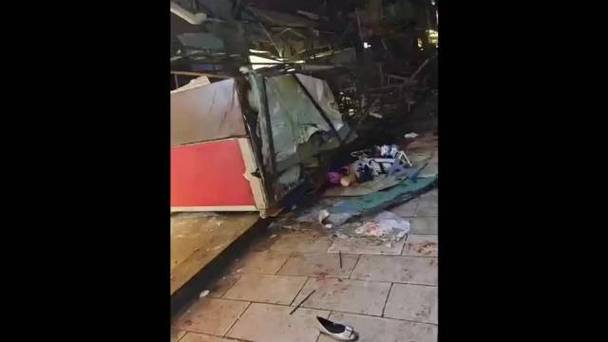 这是一起严重的致人死伤的安全事故，云南昆明一广告牌脱落致3死7伤的严重安全事故，
