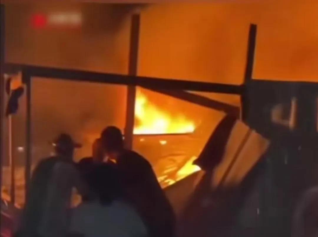 以军轰炸拉法难民营致45死亡5月26日晚，以军多次空袭加沙地带南部城市，拉法西北