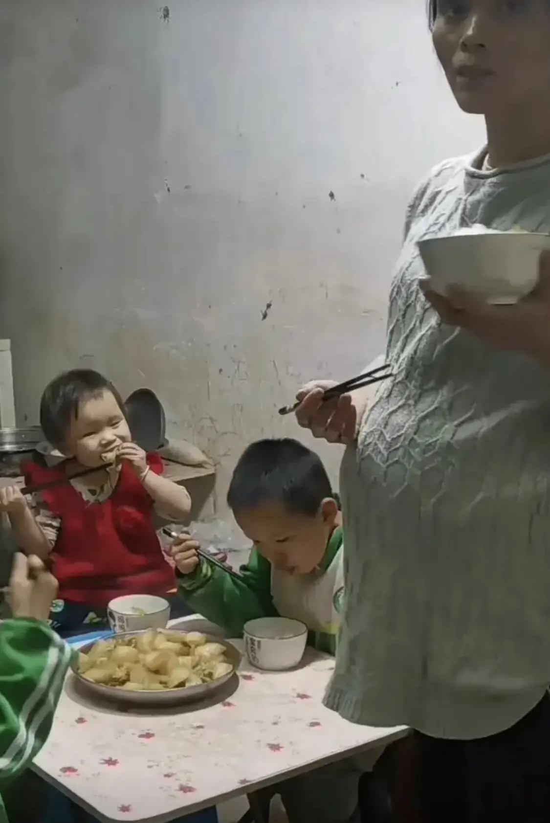 小时候的中秋节，总是和家人们一起赏月、吃月饼，还会听爷爷讲述那传统的故事呢！