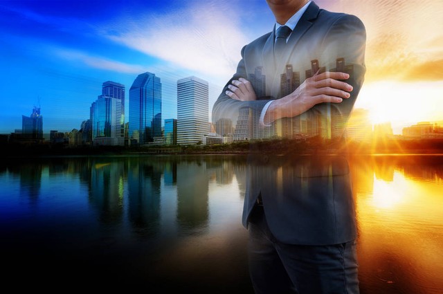 富豪提议，给员工发现金红包：在职1人1万，总金额或超8000万！企业家向员工发放