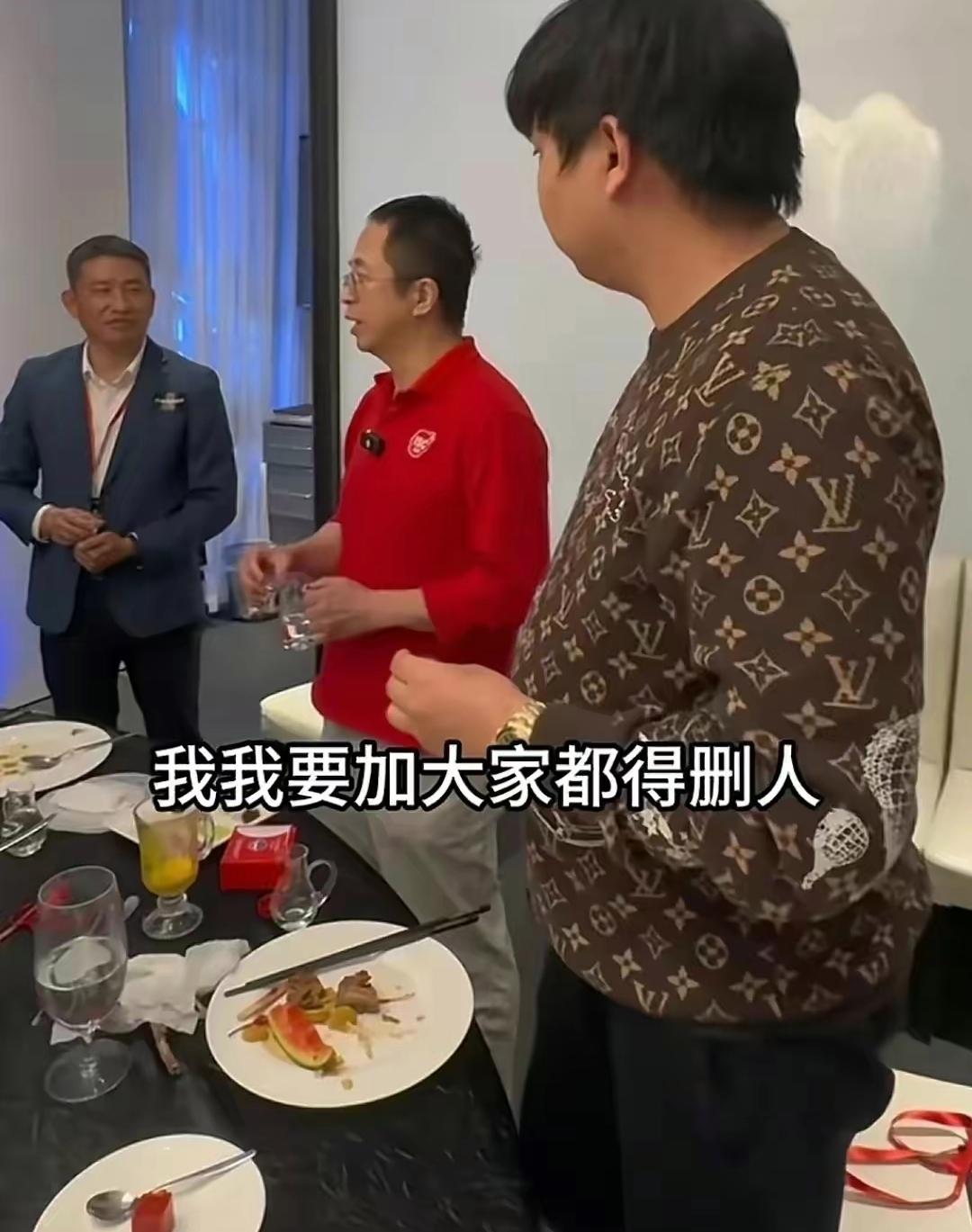 花990万买周鸿祎价值90万的二手迈巴赫，其实这二手车商挺傻，蹭点毫无意义的流量