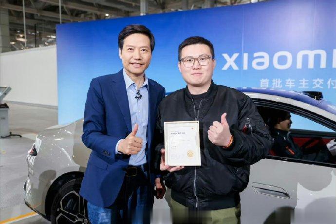 全国首批小米SU7创始版车主，被雷军董事长亲自开过车门的男人，自称被极越汽车强制