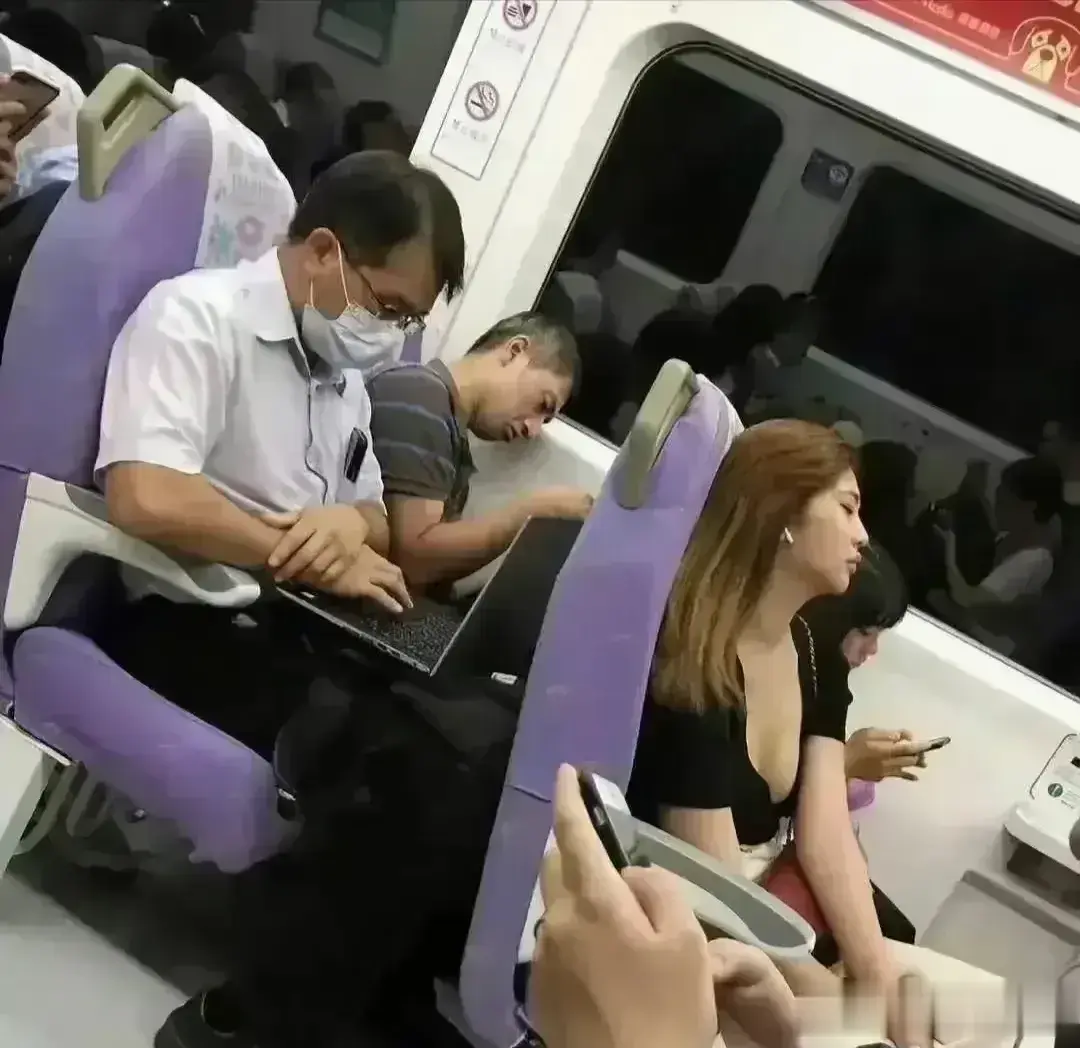 坐动车还要开电脑加班，这个也忒累