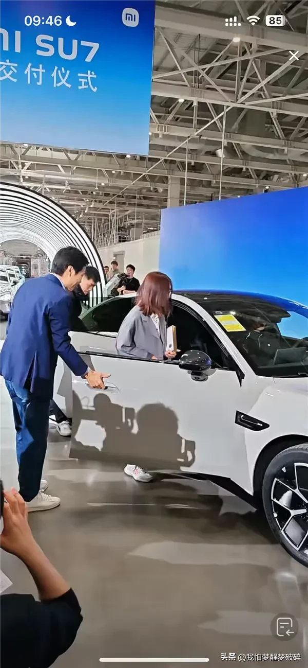 #讨论小米新车#在小米汽车工厂首批交付仪式上，小米CEO雷军与每一位车主合影留念