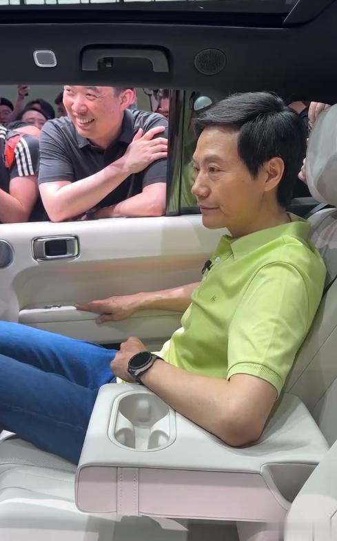 雷军被李想硬控了10分钟，我相信网友也只是调侃吧。视频结尾的时候，雷总一个欠身，