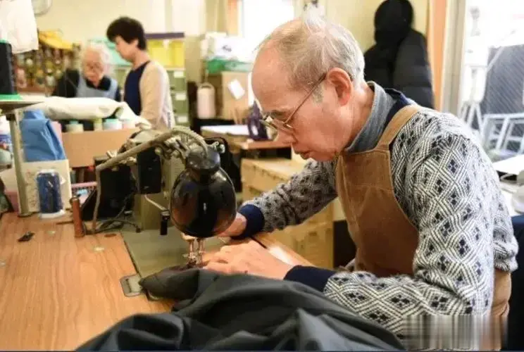 因人而异，有些人一空下来就闲得发慌，喜欢上班，习惯了有规律的上班生活，人老了需要