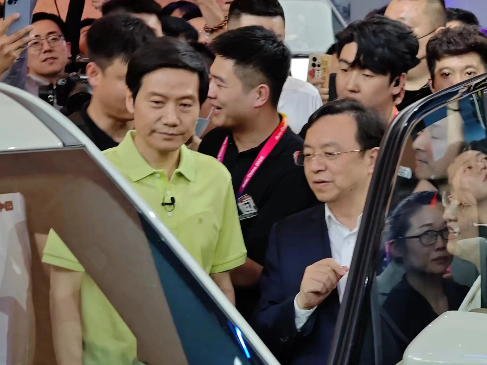 这趟北京车展没白来，雷军和王传福同时亮相方程豹豹5展台，现场真是人山人海，论造车