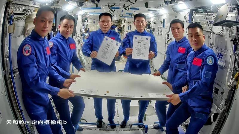 神十七航天员即将凯旋，历时半年，他们辛苦了！让我们期待他们的胜利归来！ 
