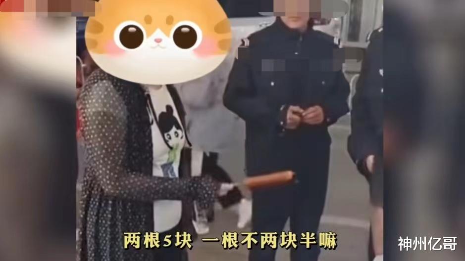 站在摊位前等顾客啊，5块买两根，吃一根，然后3块卖一根，吃个可一根香肠还赚了一块