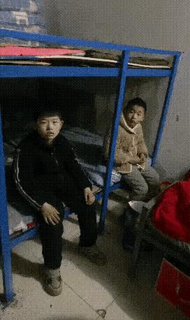 我记得那会儿，大家聚在一起赏月、吃月饼，还有那充满欢声笑语的团圆饭。虽然那时候物