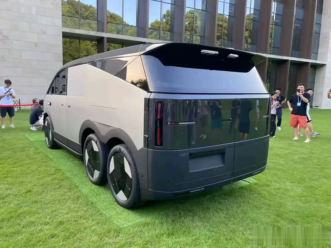 买车送飞机，小鹏的分体式飞行汽车“陆地航母”终于露出真容，由陆行器和飞行器组成，