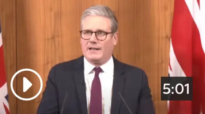 英国首相里希·苏纳克于今晚在唐宁街发表声明，英国将于7月4日迎来大选。尽管工党在
