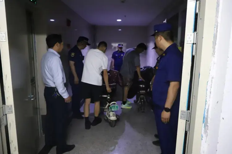 它们：你们都电动车出行，我公交地铁业绩直线下降，严重影响了公共交通工具的营收，所