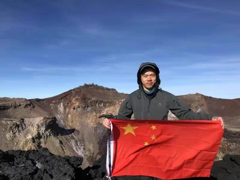 俄罗斯海参崴阅兵，我们国内去的看客是人山人海。我们的人在富士山插国旗，日本的看客