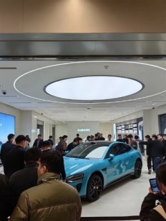 小米su7全国29城开启静态品鉴：预约火爆现场人山人海3月25日消息，今日，小米