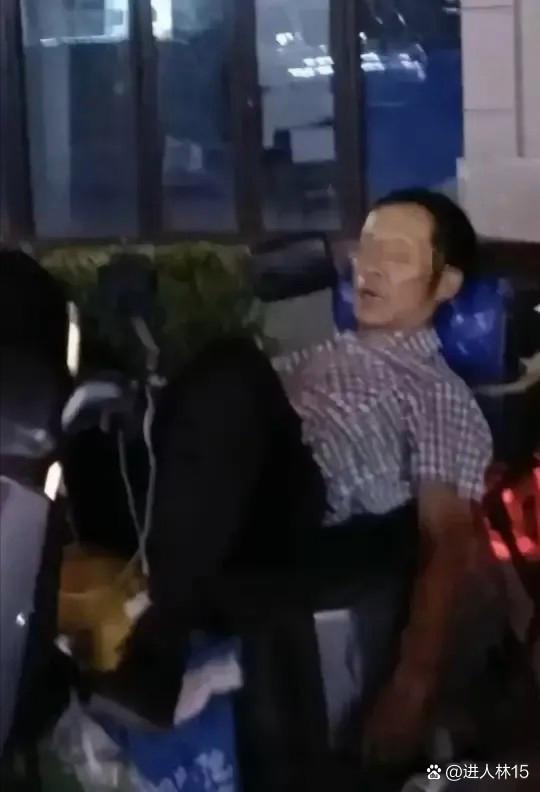 太惨了！杭州一外卖员坐在电单车上等单时安详的去世了！据说他是附近的跑单王，非常拼