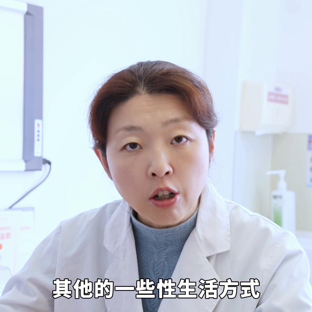 口腔会感染HPV病毒吗？妇产科医生靳霞。答案是肯定的。大家知道HPV病毒分很多种